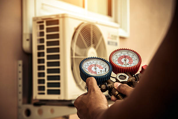 Professional Hvac technician working in Miami Gardens, FL